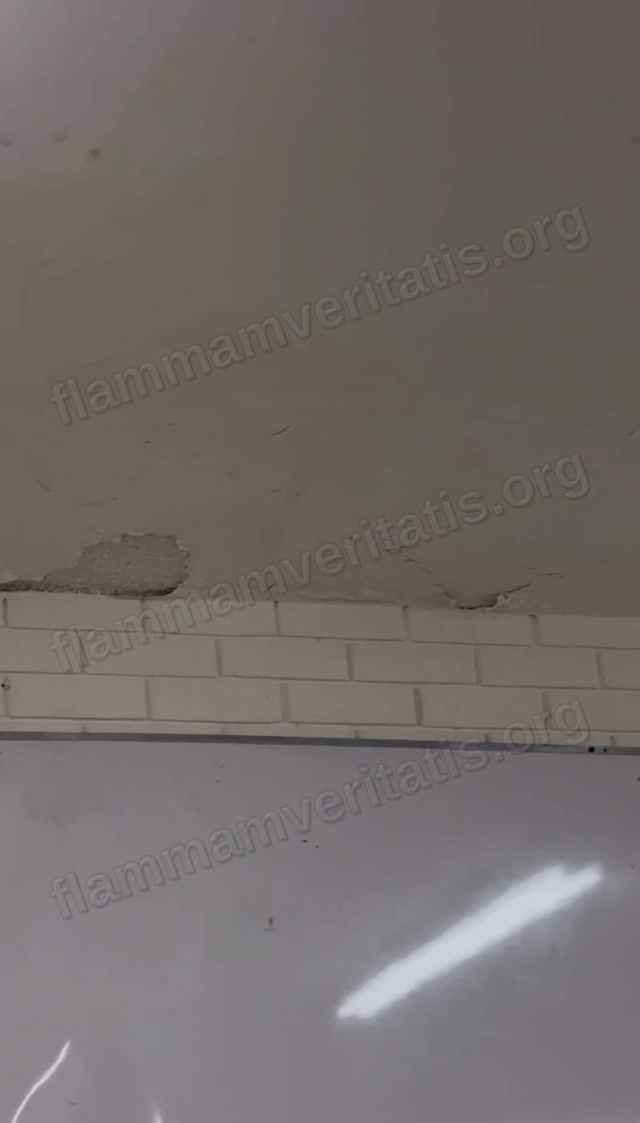 Grietas en el techo del aula 3301 y un trozo de aplanado desprendido cerca del borde con la pared de ladrillo.