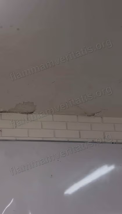 Grietas en el techo del aula 3301 y un trozo de aplanado desprendido cerca del borde con la pared de ladrillo.