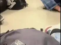 Video de estudiantes del Edificio 4 sentados en el piso de un salón, rodeados de mochilas, por falta de bancas suficientes para todo el grupo.